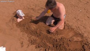 Играем в песке ☀👙 на пляже