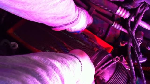 VW T5 Caravelle. Замена воздушного фильтра двигателя. смотреть онлайн