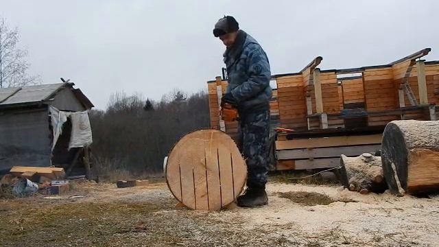 Как я пилю бревно 75 см на слэбы простой бензопилой смотреть онлайн