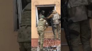 Мариуполь. Бои за жилой квартал. Российским военным тяжело даётся очистка территории от нациков