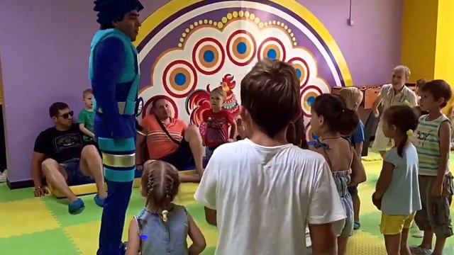 Идём в Красную площадь в Контактный зоопарк, играем в игровые автоматы, идём на дет.площадку Ладушк смотреть онлайн