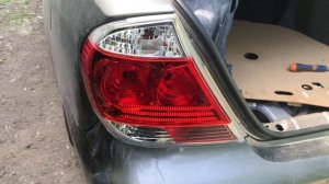 Замена заднего левого фонаря в Тойота Камри XV30 (ACV30L)