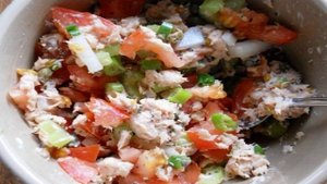 Салат из консервированной горбуши