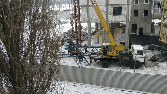 Ч.4 Как демонтируют на стройке башенный кран в 2021 г подробный обзор демонтажа крана на новостройк смотреть онлайн