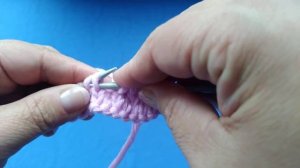 Две петли провязать вместе лицевой скрещенной.