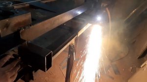 Резка листа плазморезом.