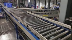 Работа роликового конвейера на складе