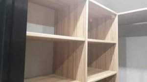 Гардеробная в квартире с бесшумной раздвижной дверью