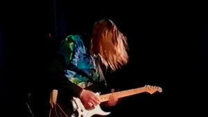 Умеет ли играть на гитаре Егор Летов из группы Гражданская оборона?