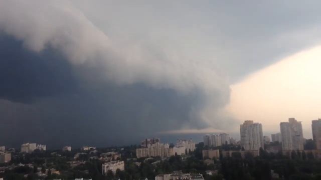 Грозовой фронт сжирает город!