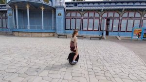 Девочка на моноколесе