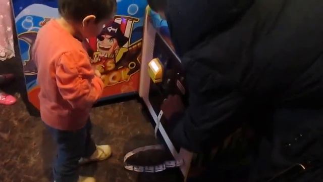 Милана с братиком играют в детские игровые автоматы смотреть онлайн