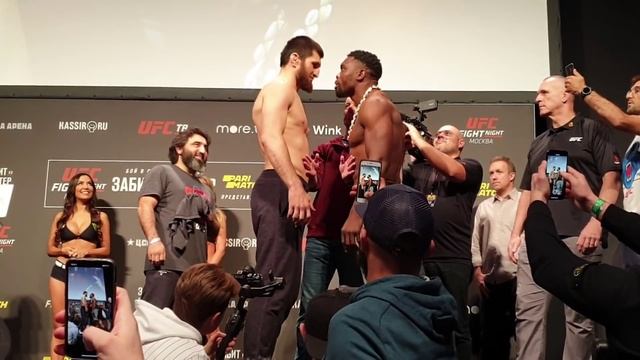 Хабилов и Хандожко, стычка. Взвешивание перед UFC в Москве смотреть онлайн
