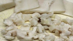 Картофель запеченный со шкварками,  кардамоном и паприкой