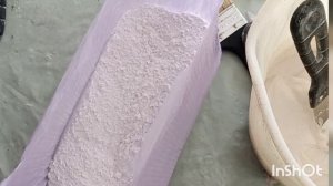Трескается и шелушится шпаклёвка на стенах и потолке.