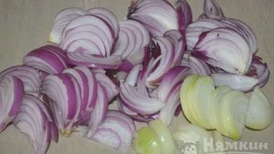 Утиные ножки с луком на сковороде