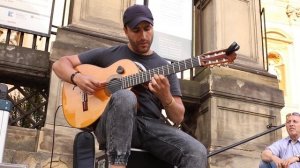 Уличное искусство живая испанская гитара