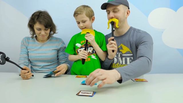 Весёлое видео для детей с игрой ШЛЁП УСЫ - Даник с мамой и папой играют вместе смотреть онлайн