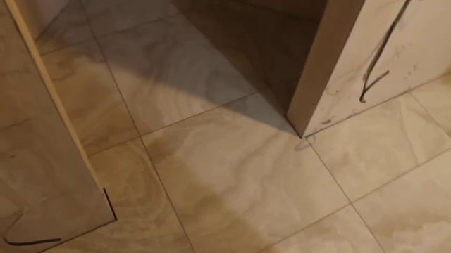 Бежевый керамогранит Италия. Укладка керамогранита под мрамор бежевая с разводами.