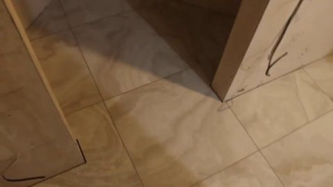 Бежевый керамогранит Италия. Укладка керамогранита под мрамор бежевая с разводами.