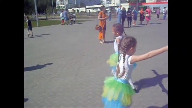Детский праздник  Счастливые дети радуются и веселятся