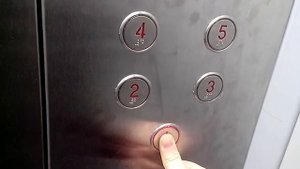 Что будет если нажать и удерживать кнопку этажа в лифте