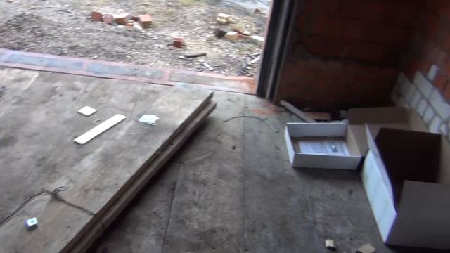 Установил секционные ворота в гараж. Закончил полы в гараже. Кладу перегородку из б/у кирпича.