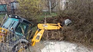 Экскаватор копал пруд.  Но что-то пошло не так...