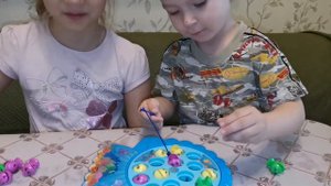 Видео для детей. Распаковка.ДИАНА И ВОВА играют в рыбалку.
