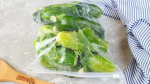 Малосольные огурчики с зеленью в пакете