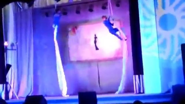 Воздушные акробаты от Академии спорта на пилоне смотреть онлайн