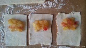 Пирожки с яблоками из слоеного теста