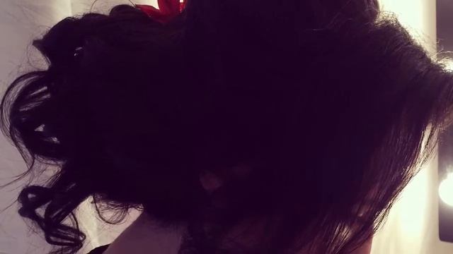 Вечерняя причёска с цветами Альстромения