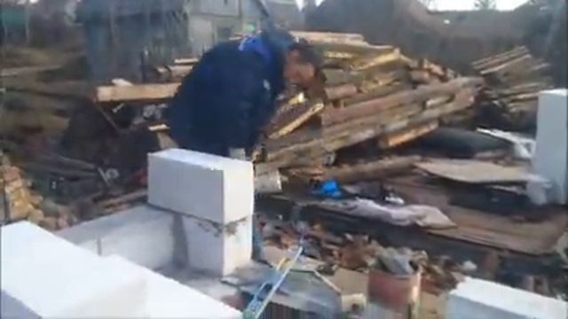 КАК МЫ ВЫКЛАДЫВАЛИ ПЕРВЫЕ ДВА РЯДА ГАЗОБЕТОНА!