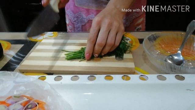 БЮДЖЕТНЫЙ САЛАТ ИЗ ОГУРЦОВ, МОРКОВИ И ЛУКА В ПАКЕТЕ. смотреть онлайн