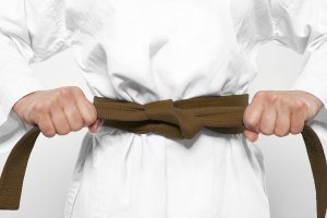Как завязывать поес на каратэ.