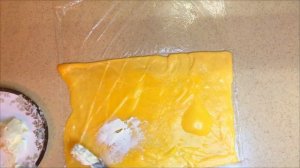 Рулет из сыра с различными начинками: с яйцом и курицей, со сливочным сыром и лососем, с брынзой.