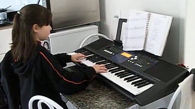 Talita Pereira - tocando teclado смотреть онлайн