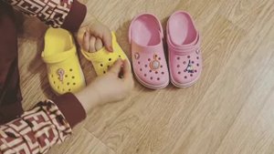 Как одеть значки в кроксы? Как вставить Джибицы для Crocs