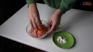 Мужчина делает котлеты. Готовка дома. Контент для микростоков и фотобанков.