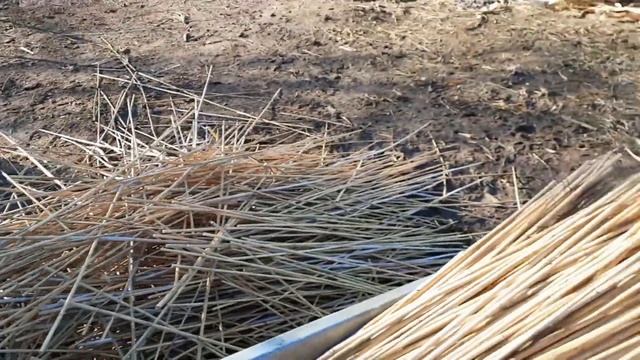 Дом который выстоит любой ветер! Всё сделано из камыша!! смотреть онлайн