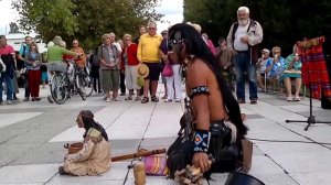 Зрители потеряли дар речи, когда этот мужчина из индейского племени начал играть