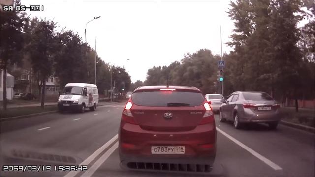 Казанские гайцы пролетают на красный, ул Космонавтов, г Казань, 29 08 2014г смотреть онлайн