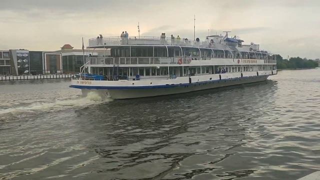 Круизный теплоход "Григорий Пирогов" отходит от Южного речного вокзала в Москве 9 июня 2023 года смотреть онлайн