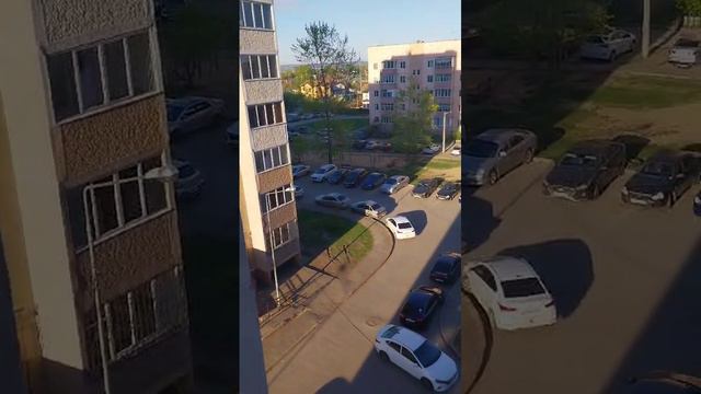 Обычный русский двор в обычном русском городе.