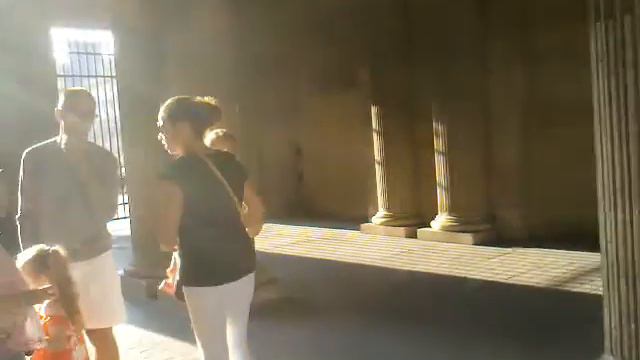 Лувр, музыкант играет на дудочке смотреть онлайн