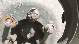 Сорванная гайка на колесе газель, устраняем. Гайку колеса срезаем, шпильку оставляем.