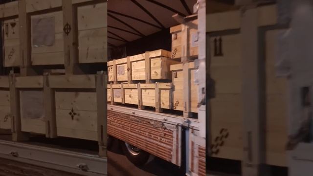 Перетарка груза с контейнера в машину,  порт Анзали (Иран)