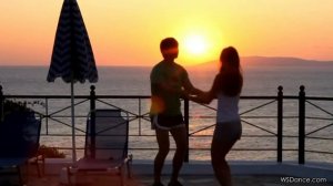 Пара красиво танцует на морском побережье