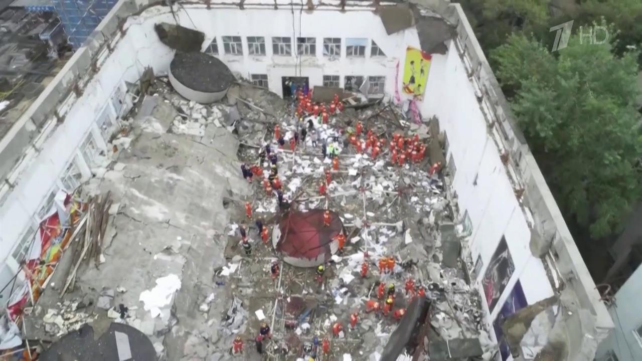 В Китае при обрушения крыши в спортзале местной школы погибли 11 человек